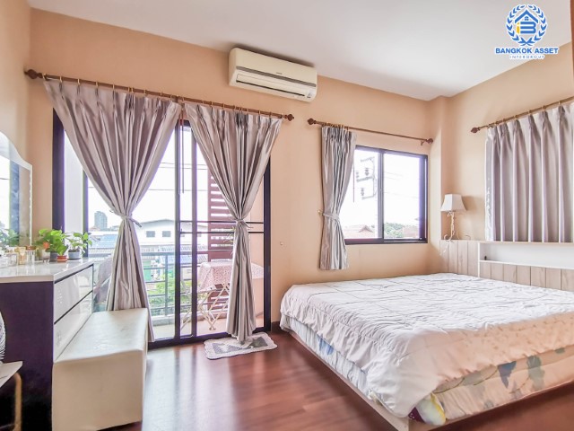 *****บ้านแฝดมือสองย่านนนทบุรี ม.ลิฟวิ่งพาร์ค พระราม5 บนเนื้อที่ 36.40 ตร.ว. ฟังก์ชันจัดเต็ม 4 ห้องนอน 4 ห้องน้ำ บ้านสวยพร้อมเข้าอยู่ สไตล์โมเดิร์น น่าอยู่ พื้นที่เยอะมาก แถมฟรี !! เครื่องปรับอากาศ 3 เครื่อง บนทำเลศักยภาพ เดินทางสะดวก เชื่อมต่อถนนหลายเส้นทาง ใกล้ทางด่วน "ศรีรัช"